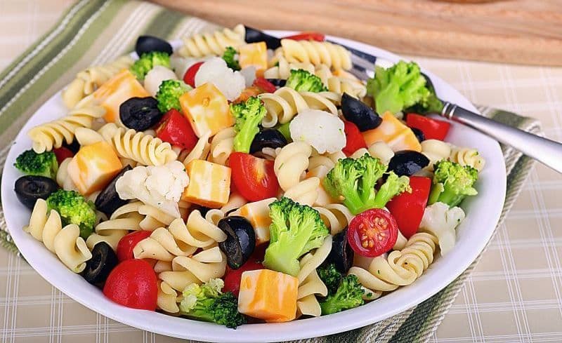 Salată de paste cu legume