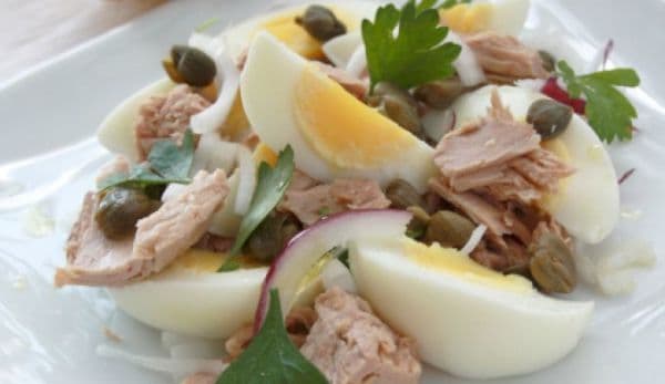 Salată de ton, ouă și ceapă
