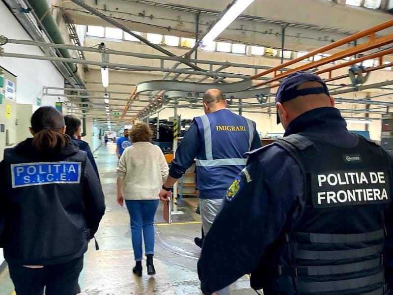 Acțiune a polițiștilor la sediul a două societăți comerciale din Botoșani - FOTO