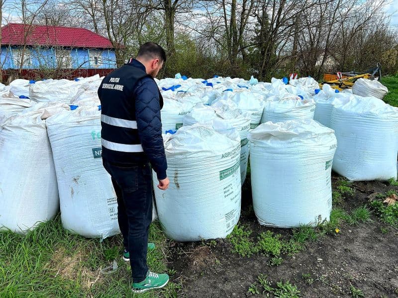 Polițiștii au descoperit este 80 de tone de îngrășământ depozitate ilegal la Coțușca