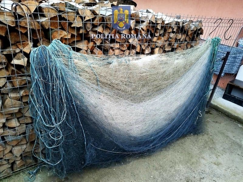 Plase monofilament și ambarcațiuni gonflabile confiscate de polițiști, în urma unei percheziții - FOTO