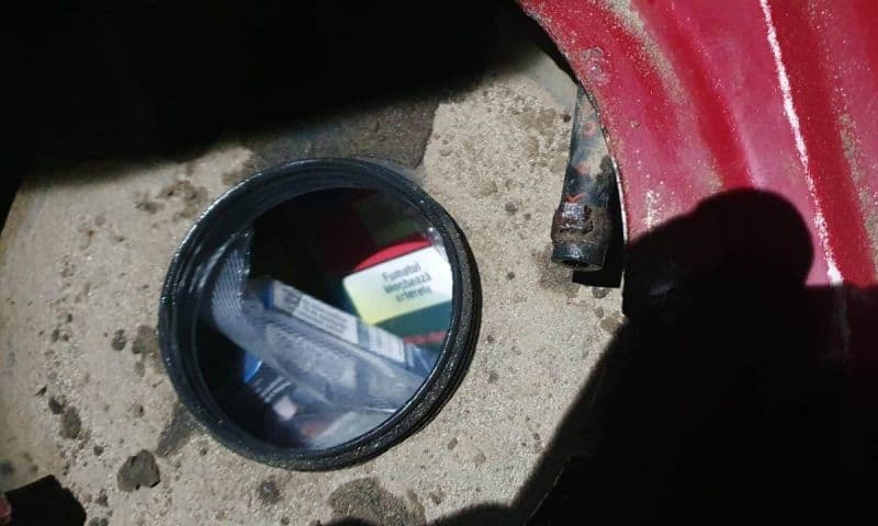 Autoturism „alimentat” cu ţigarete de contrabandă, depistat la Vama Stânca - FOTO