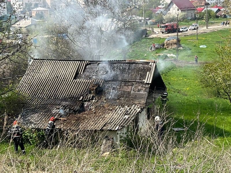 Casă părăsită din Dorohoi cuprinsă de flăcări - FOTO