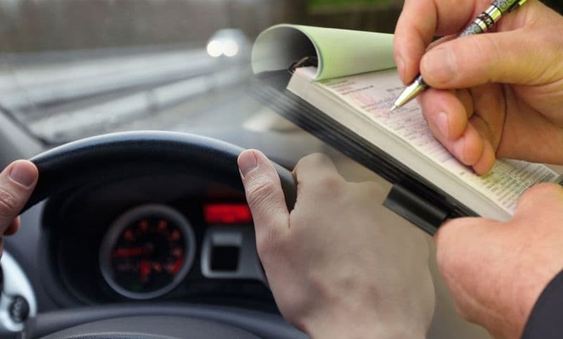 A luat „la ocazie” mai multe persoane, dar s-a ales cu o amendă usturătoare. Nici mașina nu o mai poate folosi câteva luni