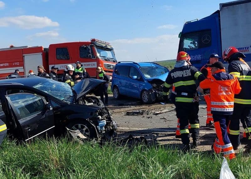 Grav accident pe drumul Dorohoi - Botoșani! Patru persoane au ajuns la spital după impactul a trei mașini - FOTO