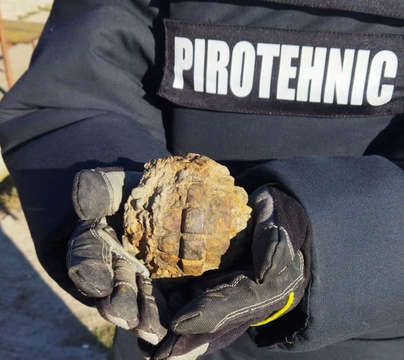 Grenadă din Primul Război Mondial descoperită pe un drum sătesc din județ - FOTO