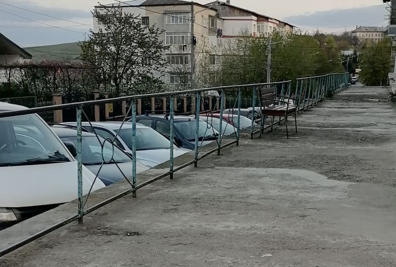 Primim la redacție – Balustradă degradată care a devenit un pericol pentru copii - FOTO