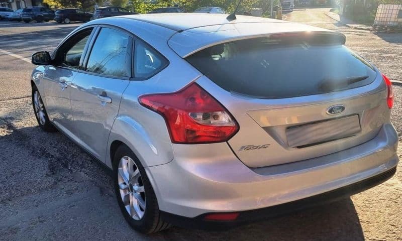 Fără permis de conducere la volanul unui autoturism căutat de către autorităţi