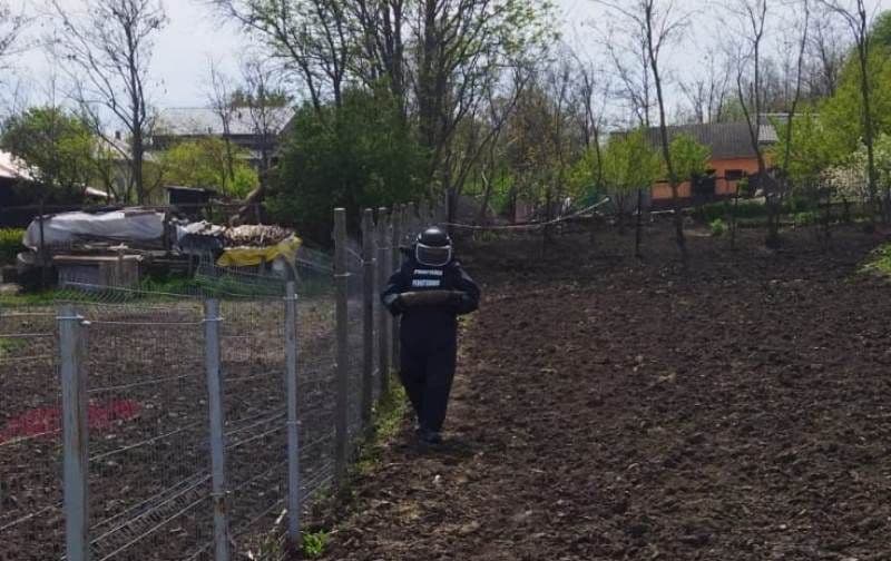Proiectil găsit de un bărbat care desfășura lucrări agricole pe un teren