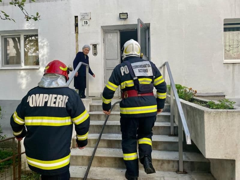 Incendiu într-un bloc din Botoșani! Proprietarul a încercat să stingă singur flăcările - FOTO