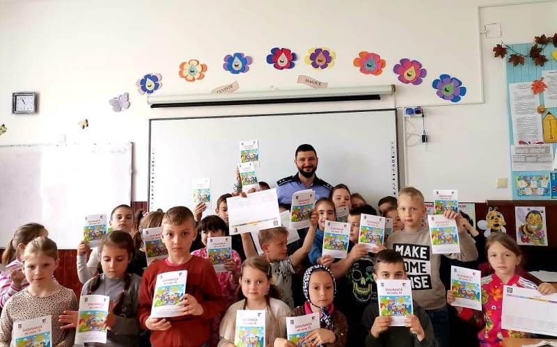 Poliţiştii botoşăneni alături de copii, în „Școala siguranţei Tedi”