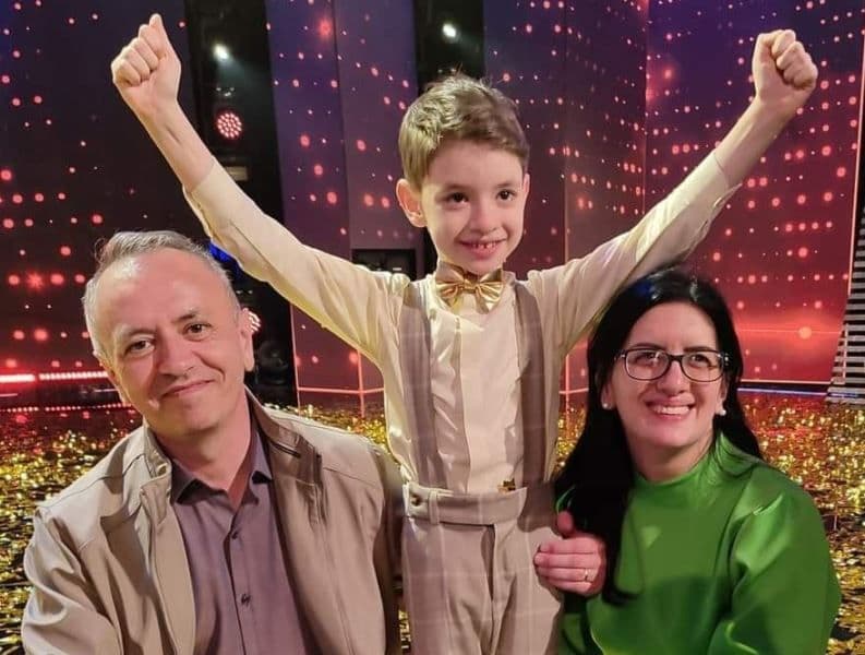 Cu ce se ocupă părinții lui Rareș Prisăcariu, copilul minune din Botoșani care s-a calificat în finala „Românii au talent”