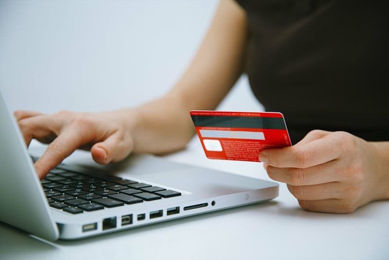 Identificat de polițiști după efectuarea de cumpărături on-line cu cardul altei persoane