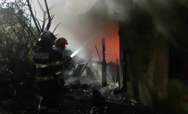 Bărbat de 69 ani decedat după ce casa în care locuia a luat foc - FOTO