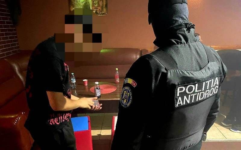 Tineri bănuiți de deținere de droguri - FOTO