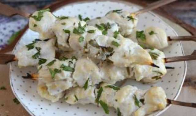 Frigărui de pui marinate în sos de iaurt și lămâie