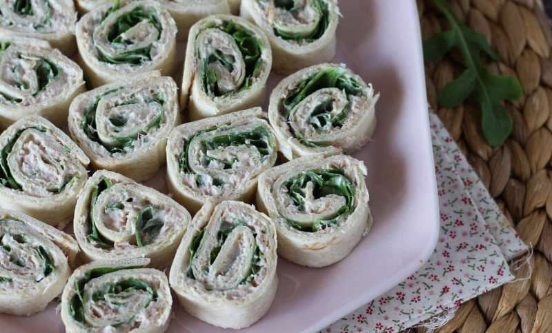 Rulouri aperitiv cu tortilla, ton și cremă de brânză