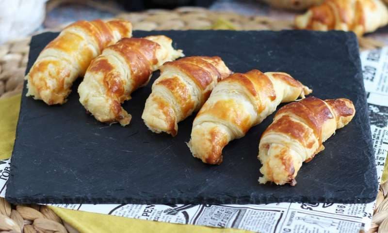 Croissante din foietaj cu șuncă și cașcaval