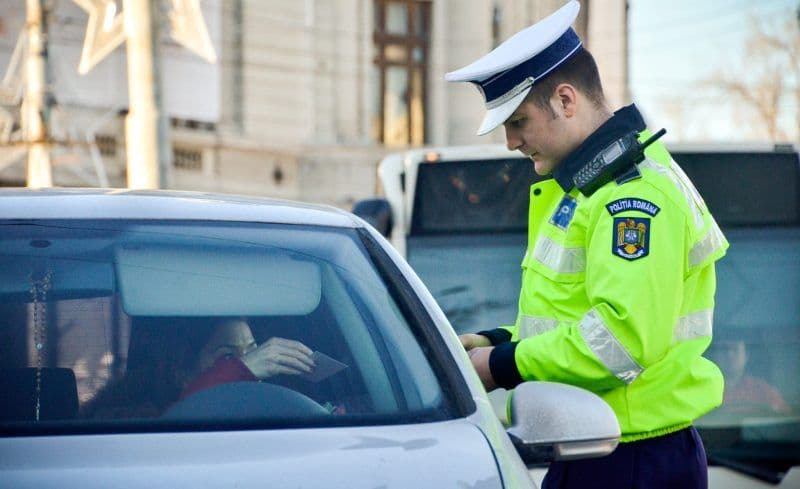 Poliţia în acţiune: infracţiuni la regimul rutier şi permise reţinute!