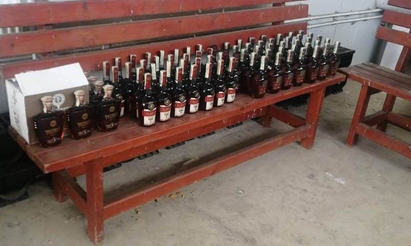 Zeci de litri de alcool ilegal depistați la intrarea în țară