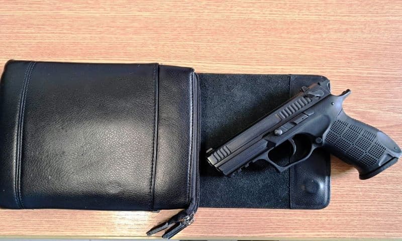 A uitat arma neletală în borsetă, iar acum este cercetat penal