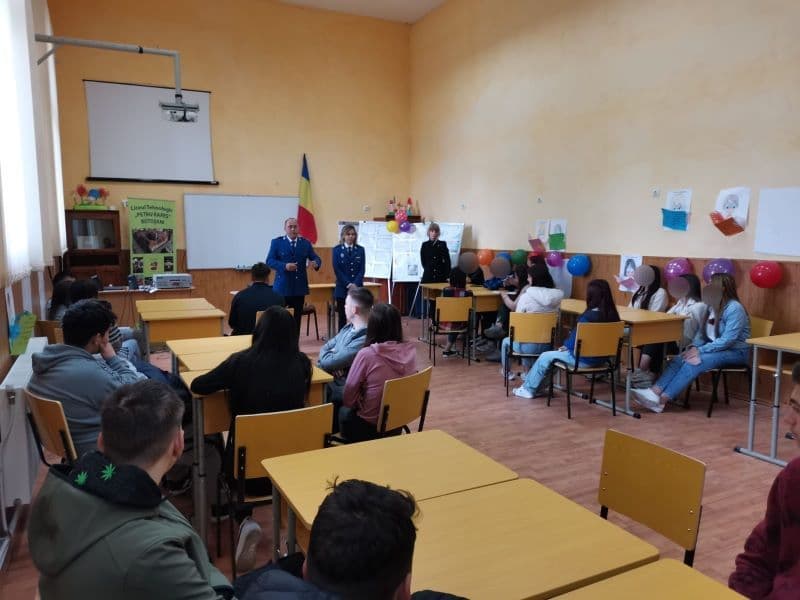 Activități informativ-preventive desfășurate de jandarmi la mai multe unități școlare