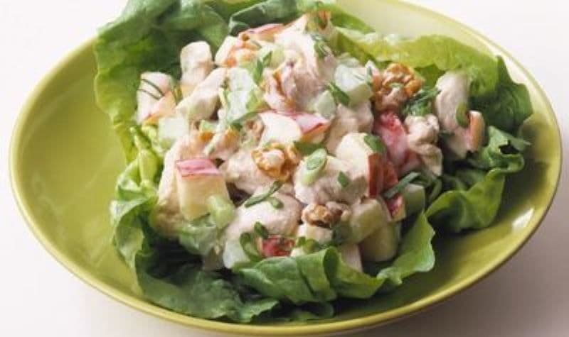 Salată cu mere Waldorf