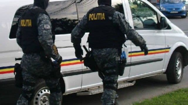 Percheziții domiciliare la o persoană bănuită de fals în înscrisuri medicale și în evidență contabilă