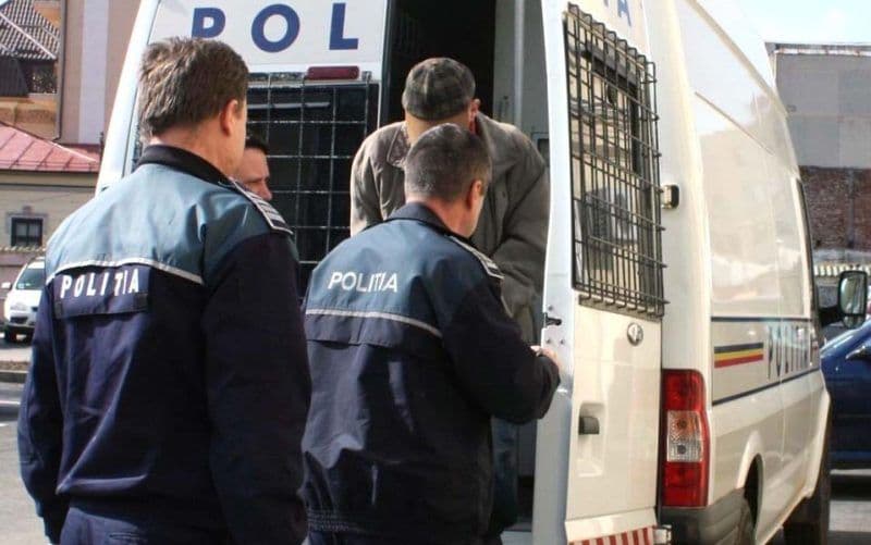 Tânăr reținut pentru furt calificat, conducere sub influența băuturilor alcoolice și conducere fără permis
