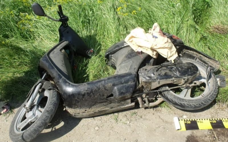 A ajuns în șanț după ce a condus un moped beat și fără permis