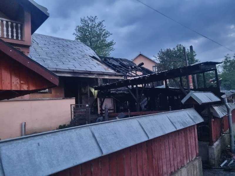 Acoperișul unei case și mai multe bunuri, distruse de un incendiu izbucnit seara trecută