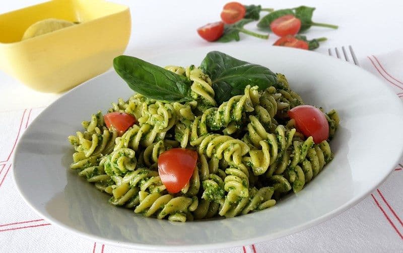 Salată de paste cu pesto de dovlecei, mozzarella și roșii uscate
