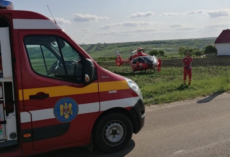 Terapia intensivă mobilă și elicopterul SMURD chemate în urma unui accident rutier