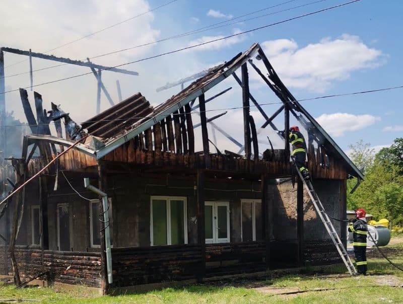 O magazie și acoperișul unei case dintr-o gospodărie au loc foc de la o țigară aprinsă - FOTO