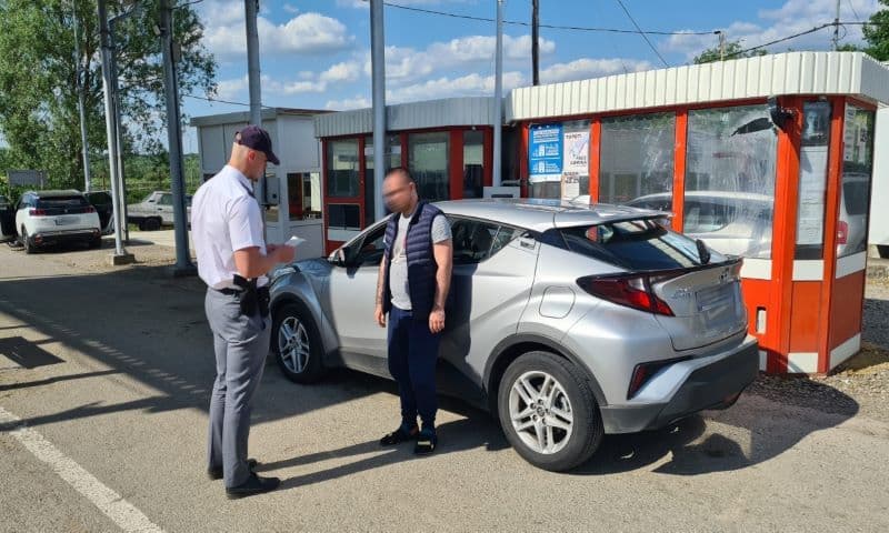 Autoturism în valoare de 200.000 de lei declarat furat de autoritățile din Franța, oprit din drumul spre Moldova - FOTO