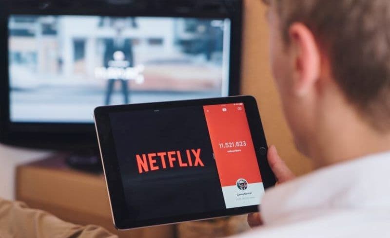 Netflix introduce taxa de partajare a conturilor în România