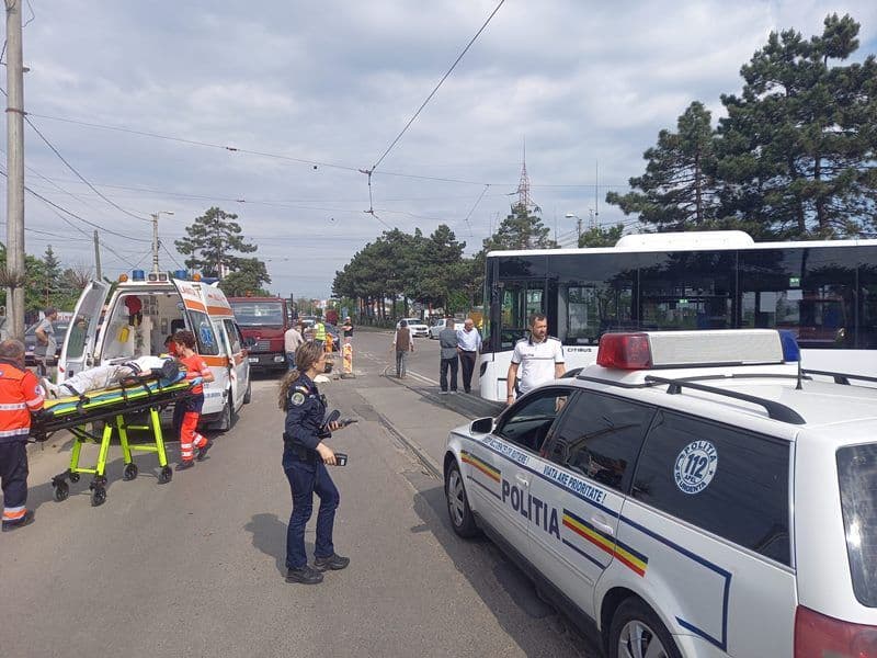 Minoră ajunsă la spital după ce a lovit cu motocicleta un autobuz și a ajuns sub roțile unei camionete - FOTO