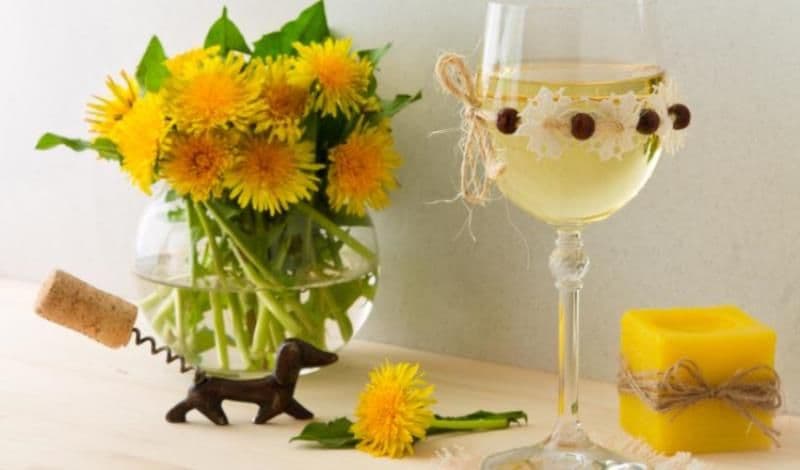 Cum se prepară vinul medicinal din flori de păpădie