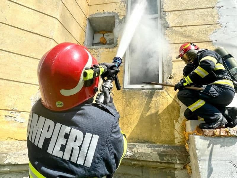 Casă din Botoșani cuprinsă de flăcări. Un tânăr se afla în interior - FOTO
