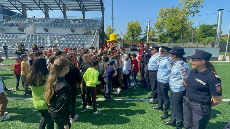 Copiii din orașul Săveni s-au întâlnit cu pompierii botoșăneni - FOTO