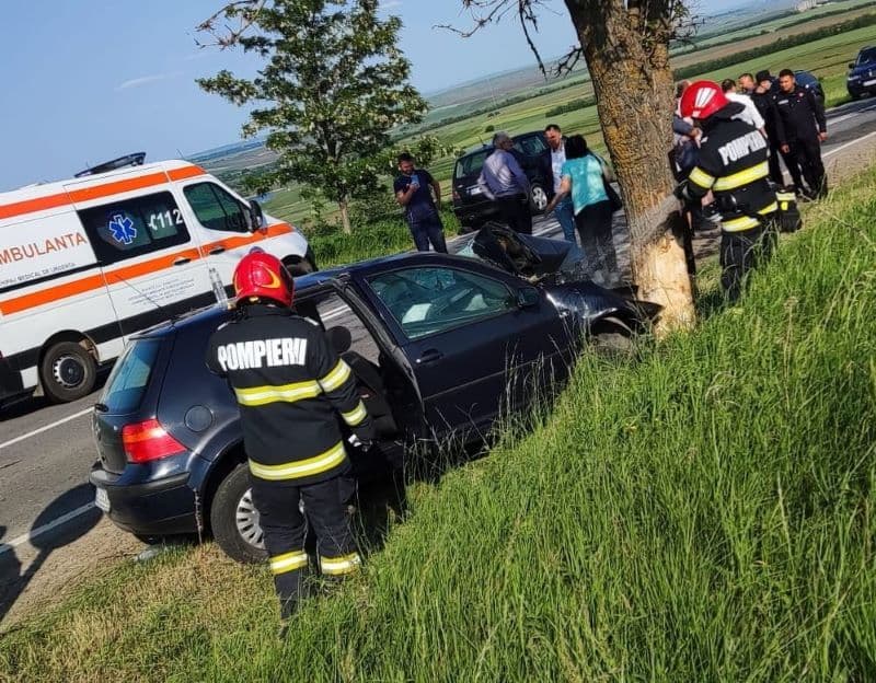 Accident pe drumul Dorohoi – Botoșani! Un tânăr a ajuns la spital după ce s-a izbit cu mașina într-un copac