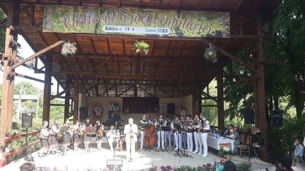 Orchestra Mugurelul, evoluție de excepție pe scenele din Suharău, Dorohoi, Șomcuta Mare-Maramureș și Sighetu Marmației - FOTO