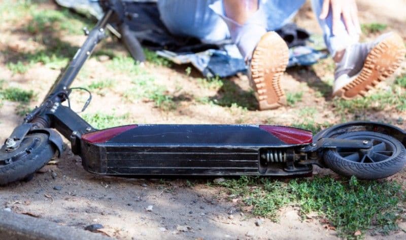 Tânără accidentată de utilizatorul unei trotinete electrice