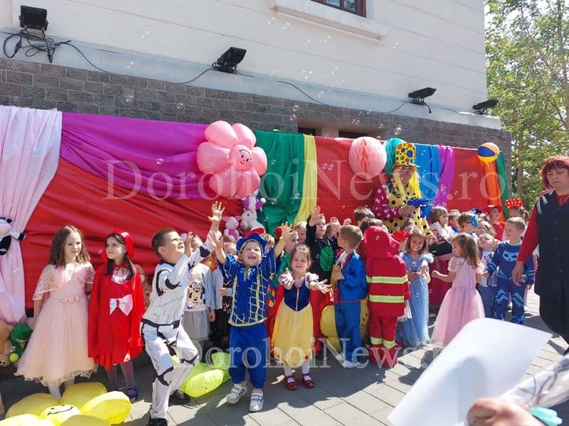 O zi ca în basme, plină de surprize pentru copiii dorohoieni - Parada personajelor de basm - FOTO