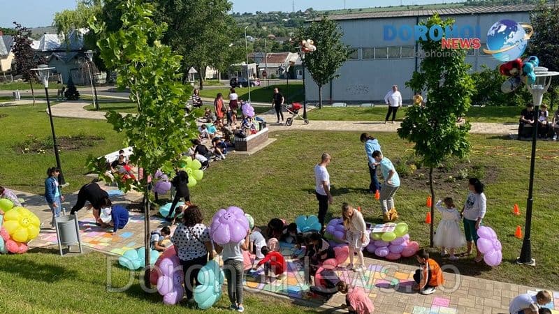 Desene pe pavele - Municipiul Dorohoi a prins culoare datorită copiilor creativi - FOTO
