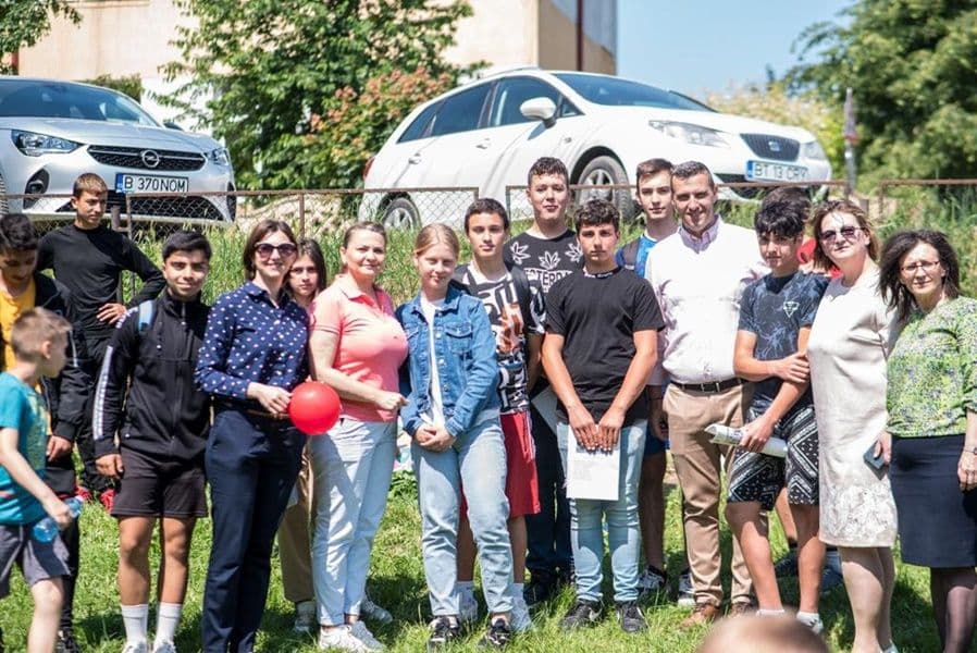 Ziua de 1 Iunie a adus bucurie pentru câteva sute de copii din Bălușeni - FOTO