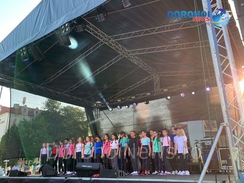 Spectacol al tinerelor talente dorohoiene pe scenă la Zilele Copilului 2023 - FOTO