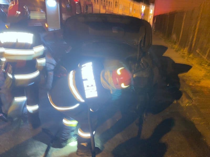 Autoturism parcat pe o stradă din Botoșani, cuprins de flăcări
