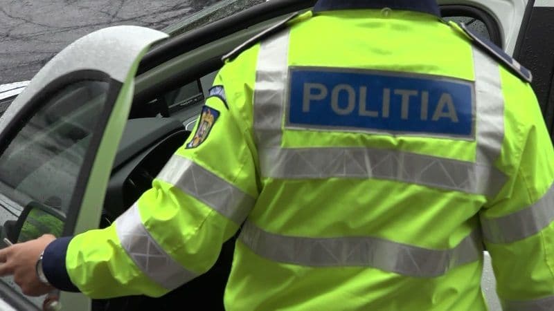 Tânăr de 19 ani prins în timp ce conducea fără permis un autoturism neînmatriculat