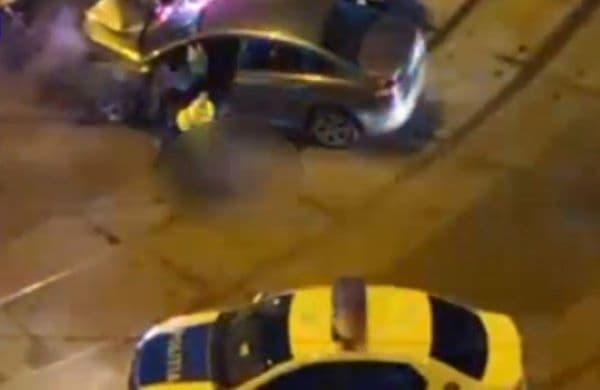 Bărbat extras, de către polițiști, din autoturismul aflat în mers. Acesta era beat și nu a oprit la semnal